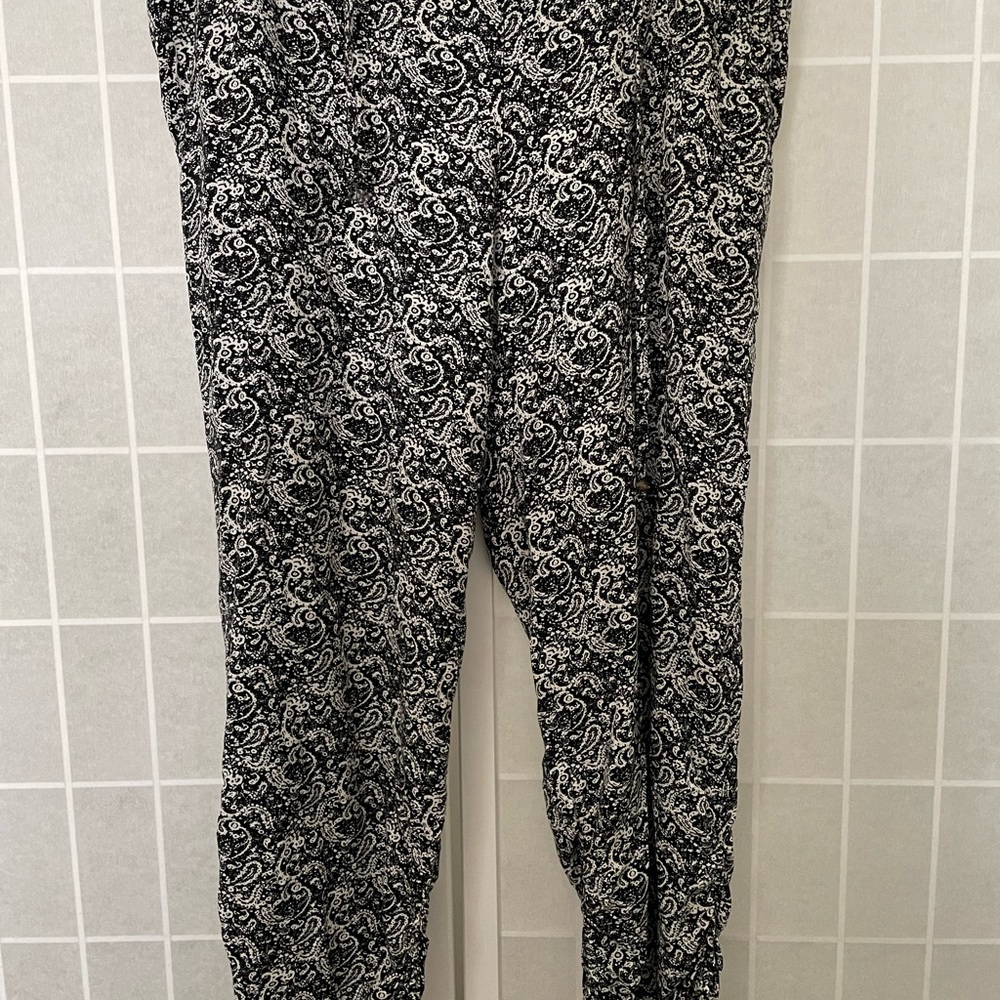 American Rag Pants  XS Black and White Print Allover Capri Drawstring.